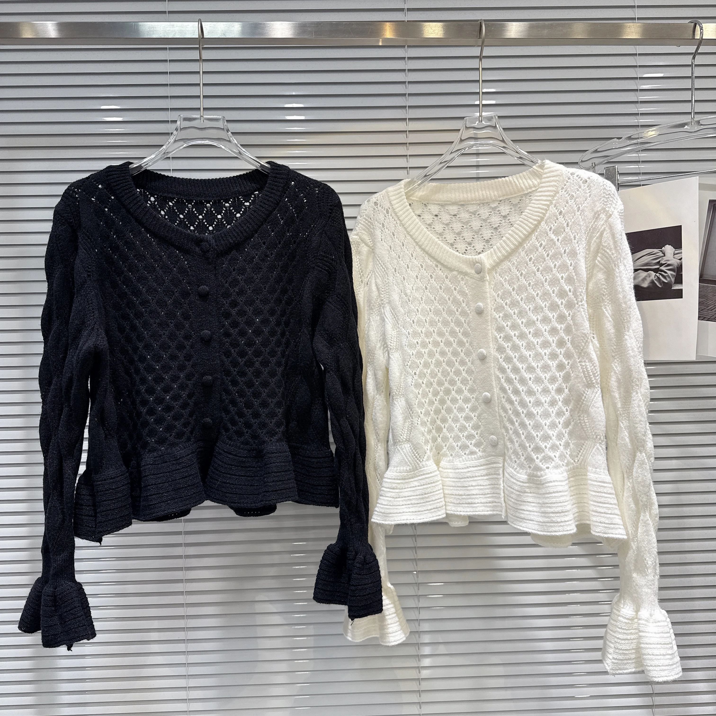 

Gagarich, осень 2023, новый стиль, французский милый дизайн, полый крючок, цветок, лист лотоса, край, вязаный свитер, кардиган для женщин