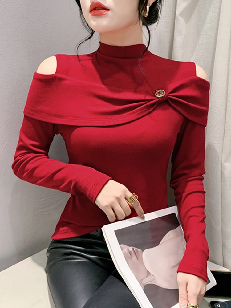 Elegancki, długi, dopasowany T-shirt damski z wysokim kołnierzem, odkryte ramiona, idealny na zimę.