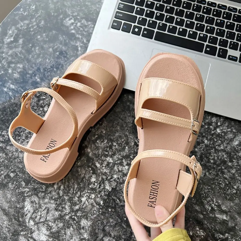 صنادل أنيقة بكعب منخفض من مادة PVC بإبزيم كاحل مجوف شباشب مضادة للانزلاق ملابس شاطئ صيفية