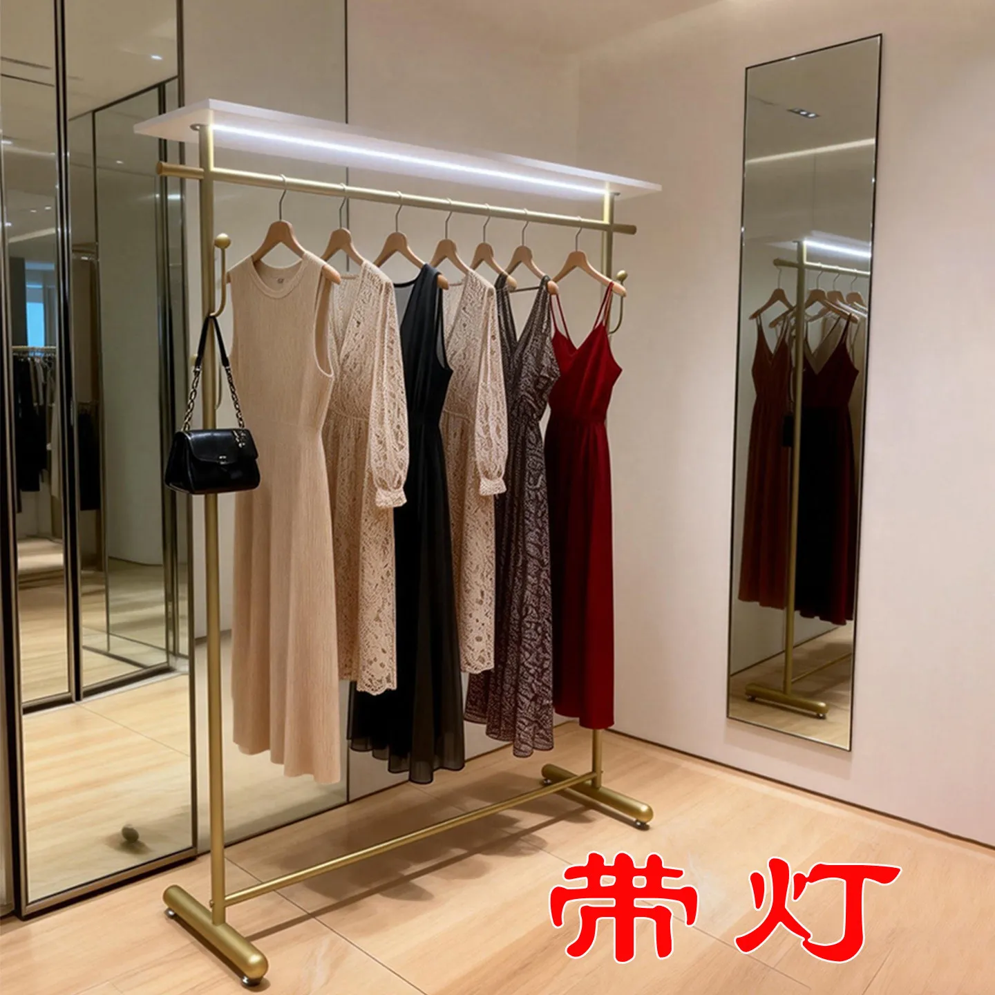 

Стеллаж для демонстрации одежды от пола до потолка с подсветкой и доской для подвешивания шляп. Современный простой стеллаж для демонстрации товаров.