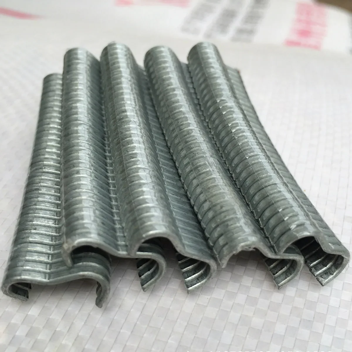 Neues Hog Ring Zangenwerkzeug oder 600 Stück M Clips Heftklammern Chicken Mesh Cage Wire Fechten Anti-Rutsch-Griff Edelstahl-Handwerkzeuge – Detail 8