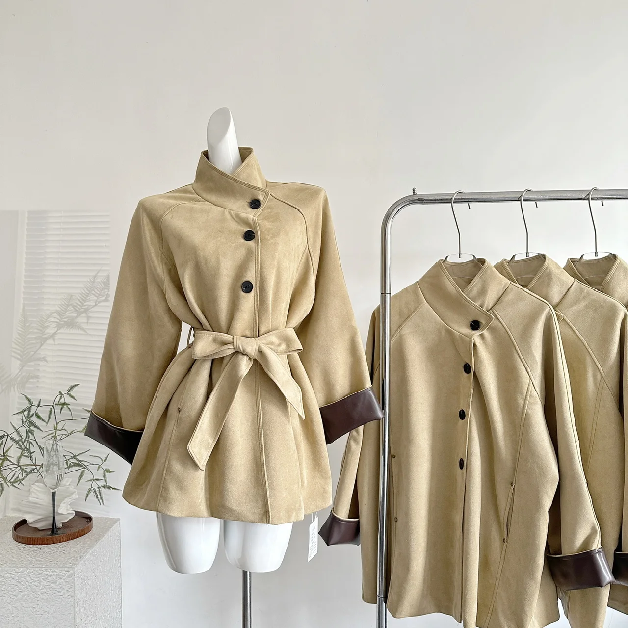 

Замшевая ветровка цвета хаки, женская куртка с поясом, темперамент в стиле ретро, элегантное короткое пальто с воротником-стойкой, новинка 2023 года, осень-зима