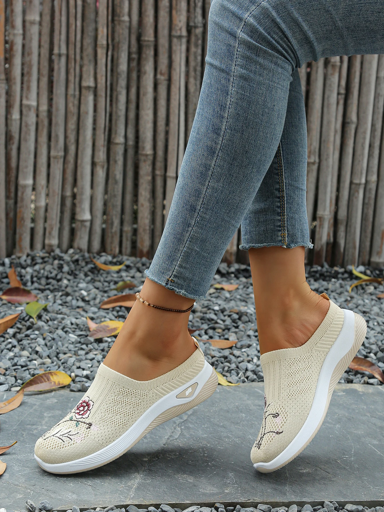 Große Größen Damen Rückenfreie Plateau-Sneaker mit Blumenstickerei, Mesh-Slipper, rutschfeste, bequeme Freizeit-Slipper für Senioren zum Gehen – Detail 2