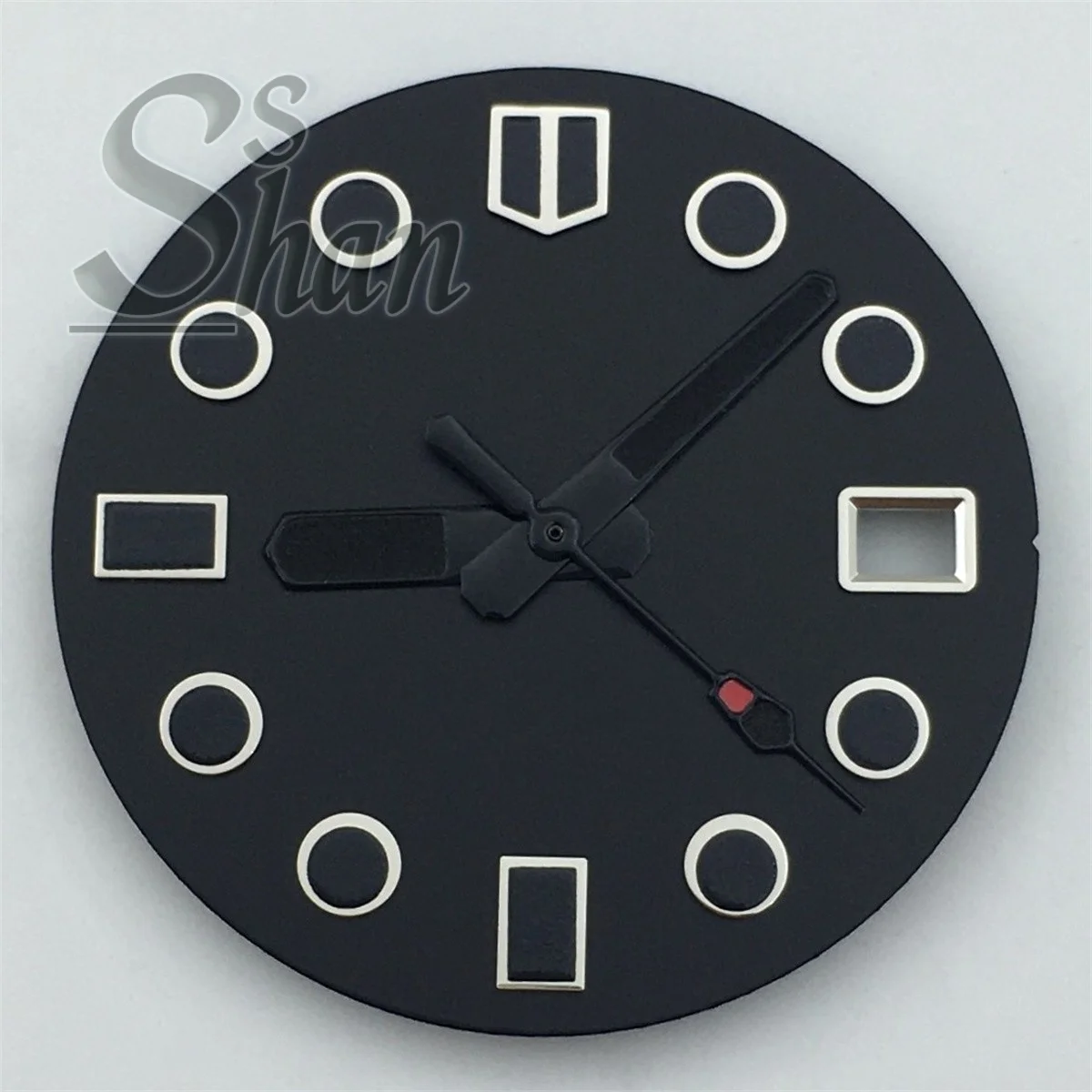 29 mm grünes Leuchtzifferblatt und Zeiger passen auf das NH35-Uhrwerk. Das Datumsfenster passt die 3-Uhr-Krone und die 3,8-Uhr-Krone