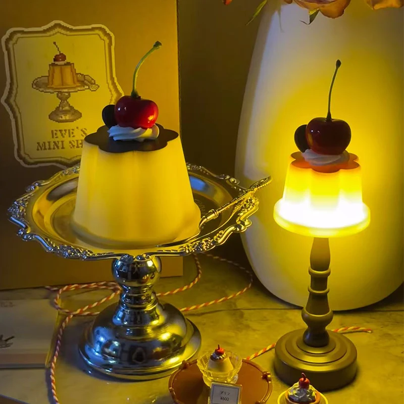 Regalo de cumpleaños para niñas, Mini lámpara de escritorio, adornos Retro de dibujos animados, luz nocturna para amigos, luz de ambiente, bonita lámpara de pudín de cereza