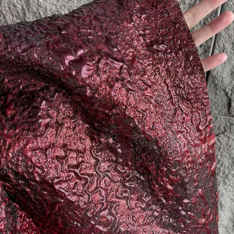 Ciemnoczerwona tkanina żakardowa o retro fakturze, nieregularna, plisowana 3D, materiał na spodnie, płaszcze, ręcznie robiona, wysokiej jakości tkanina odzieżowa