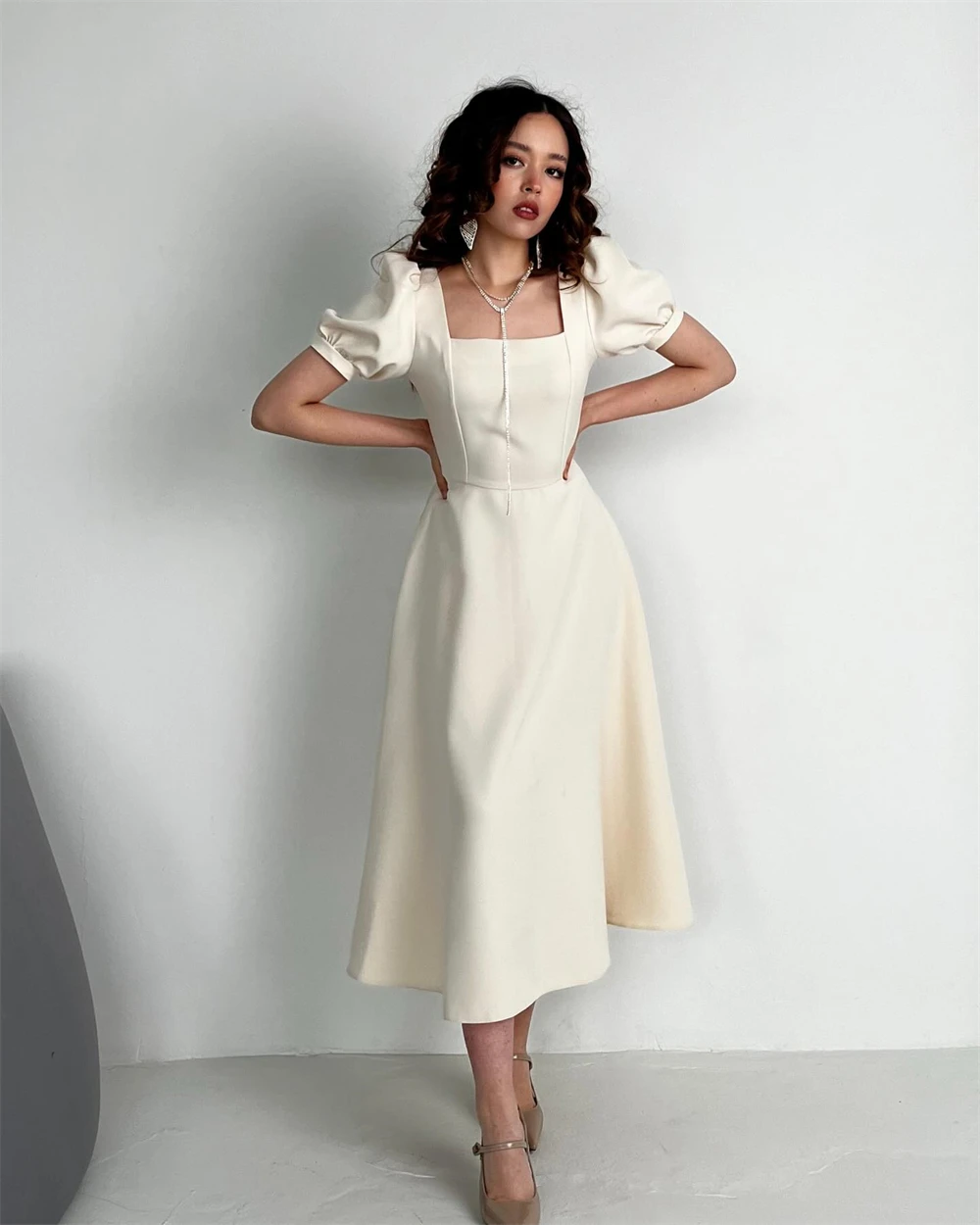 Abito da sera personalizzato Classico jersey bianco Colletto quadrato con spalle scoperte Maniche corte Lunghezza pavimento Abiti per occasioni speciali