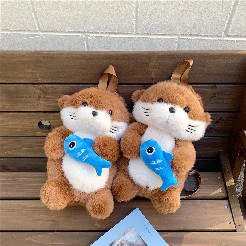 Adorable nutria sosteniendo peces mochila de felpa Capibara lindas niñas mochila de moda regalos casuales para niños