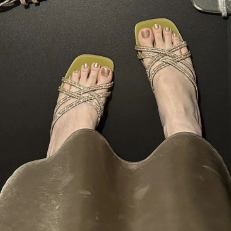 2025 NUEVAS sandalias plateadas elegantes de tacón alto, zapatos de verano, ropa para exteriores, sandalias con tiras finas, zapatos planos con parte inferior de goma y punta cuadrada