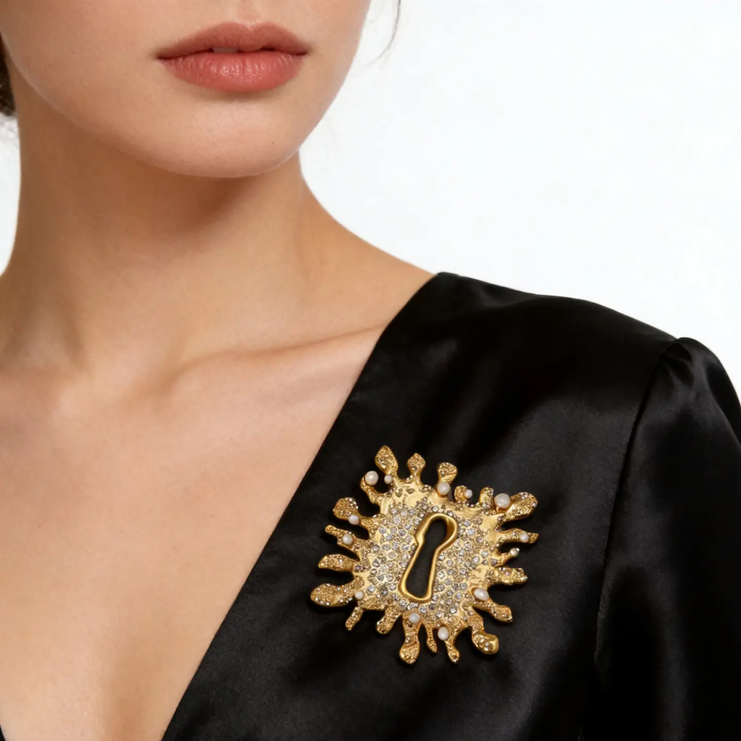 Luxury Crystal Keyhole Brooch Elegant Fashion Women Accessory for Autumn Winter Outfits