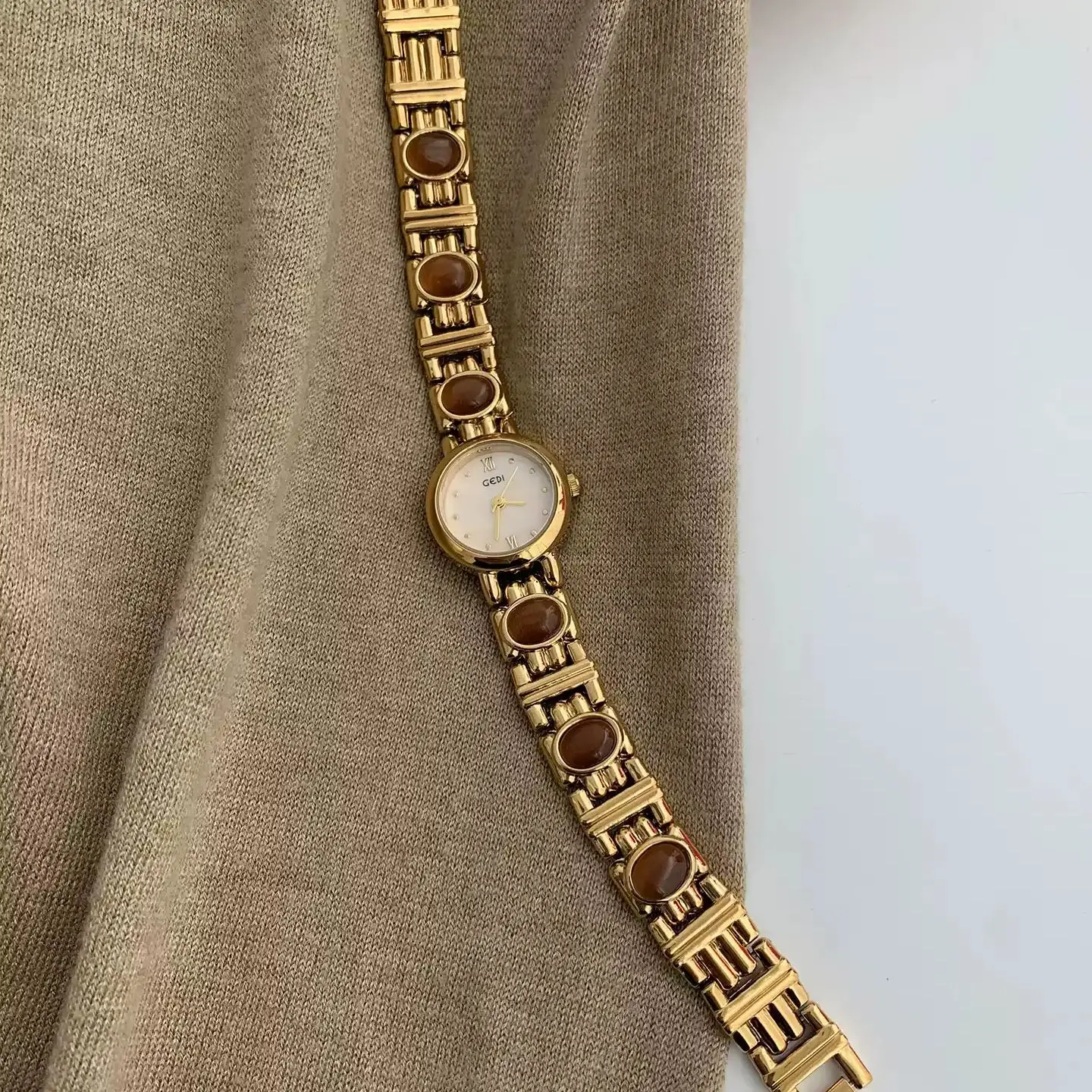 Women's Watches Classical Retro Fashion Waterproof Shell Surface Gemstone Stainles Steel Strap Elegant Women's Quartz Watch Gift