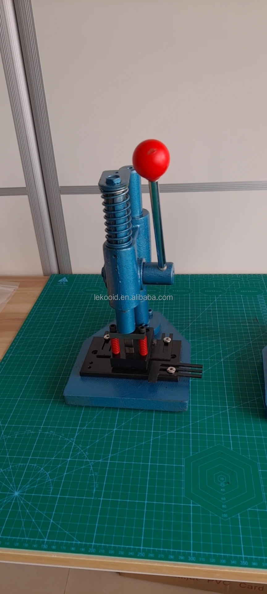 الثقيلة المخصصة شنق تبويب اليورو شماعات T شكل ثقب لكمة لورق PVC