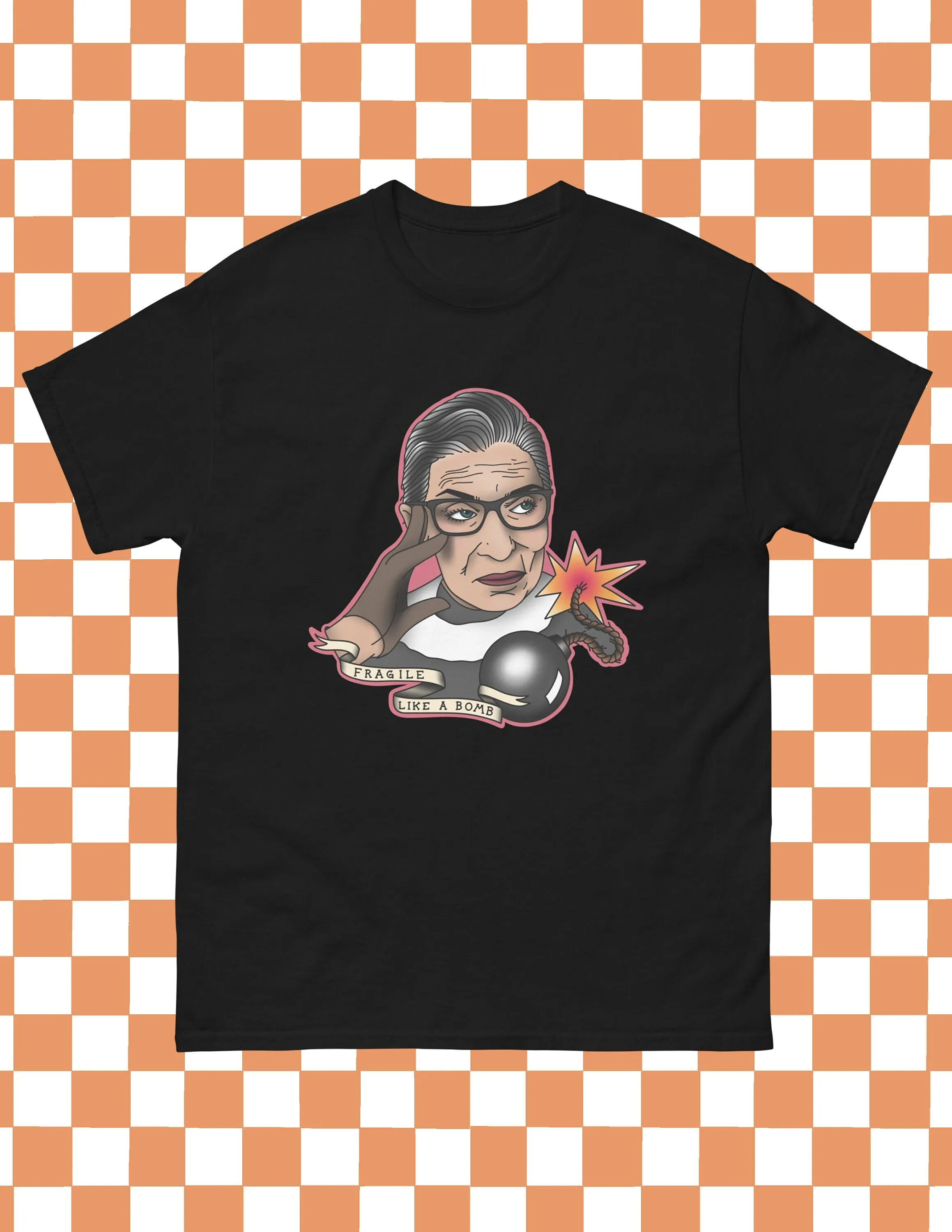Camiseta RBG Ruth Bader Ginsburg Fragile como una bomba tatuaje tradicional