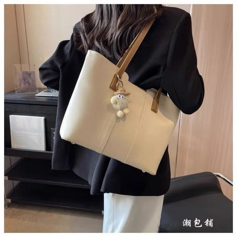 Popular bag for women with large capacity in 2024new fashionable texture shoulder bag for spring and summer versatile commutin