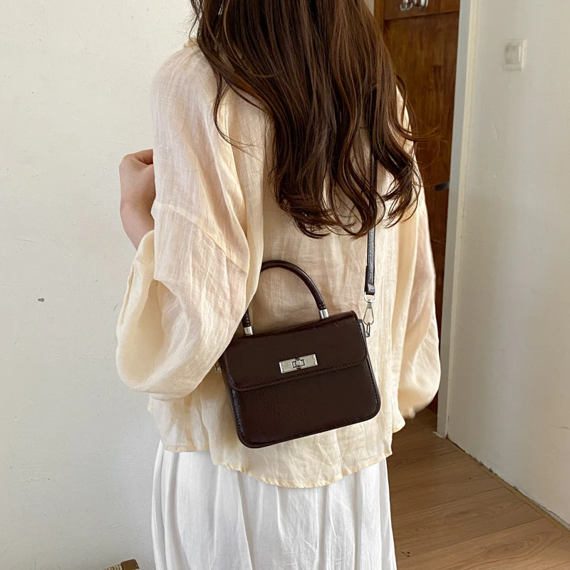 2026 New Retro Small Square Handbag Women's Minimalist Single Shoulder Crossbody Bag Versatile Phone Bag view 2