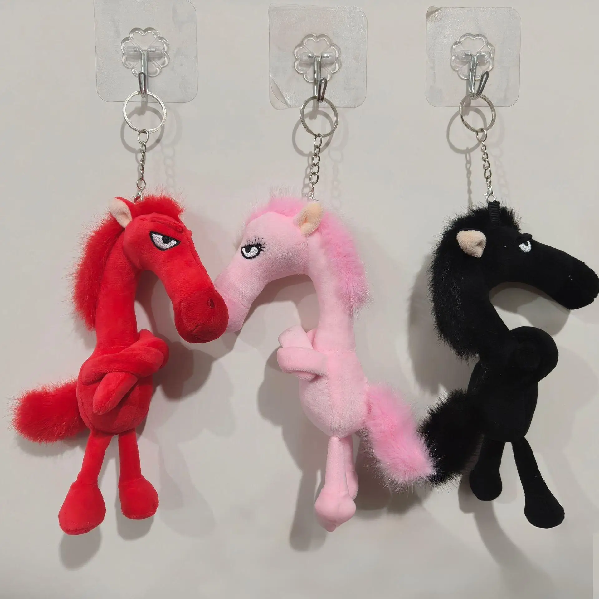 سلسلة مفاتيح على شكل حصان أسود عالية الجودة من القطيفة على شكل حصان أسود من القطيفة سلسلة مفاتيح رائعة مصنوعة يدويًا على شكل حصان الفروسية لولادة