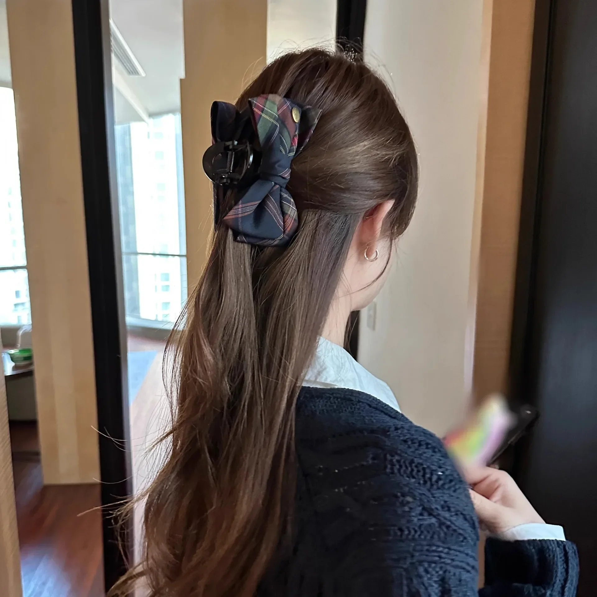 2025年新作ライトラグジュアリークラシック格子柄リボンヘアクリップ秋冬レディース後頭部シャークヘアピンヘアアクセサリー