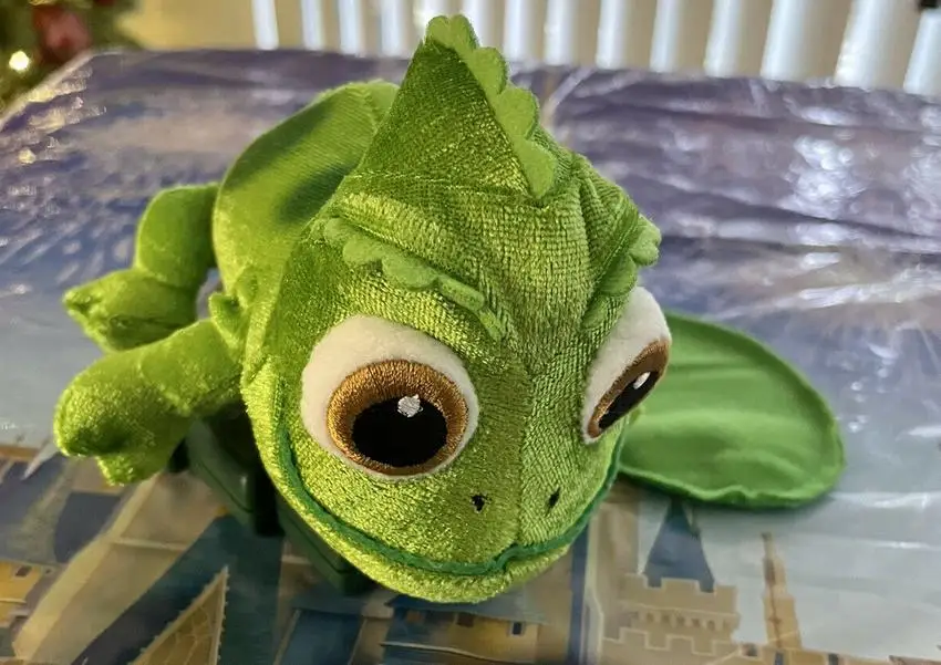 

Магнитная плюшевая игрушка-брелок Disney Parks Tangled Pascal Shoulder Pal с изображением Рапунцель