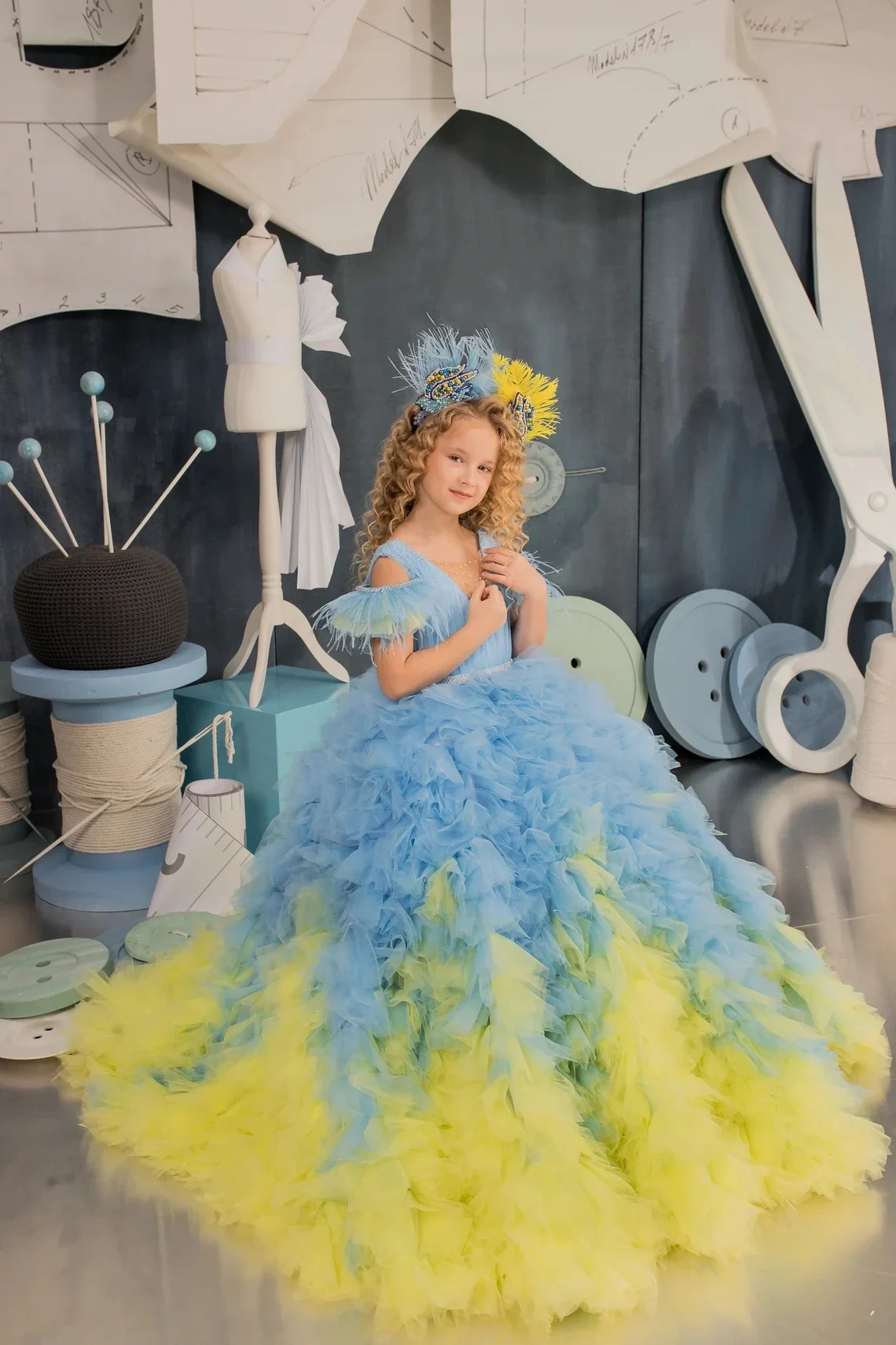 Robes de demoiselle d'honneur en tulle à volants et plumes, magnifique robe bleue et jaune, robe longue pour reconstitution historique, fête de mariage et anniversaire, robe de Rhinitiée