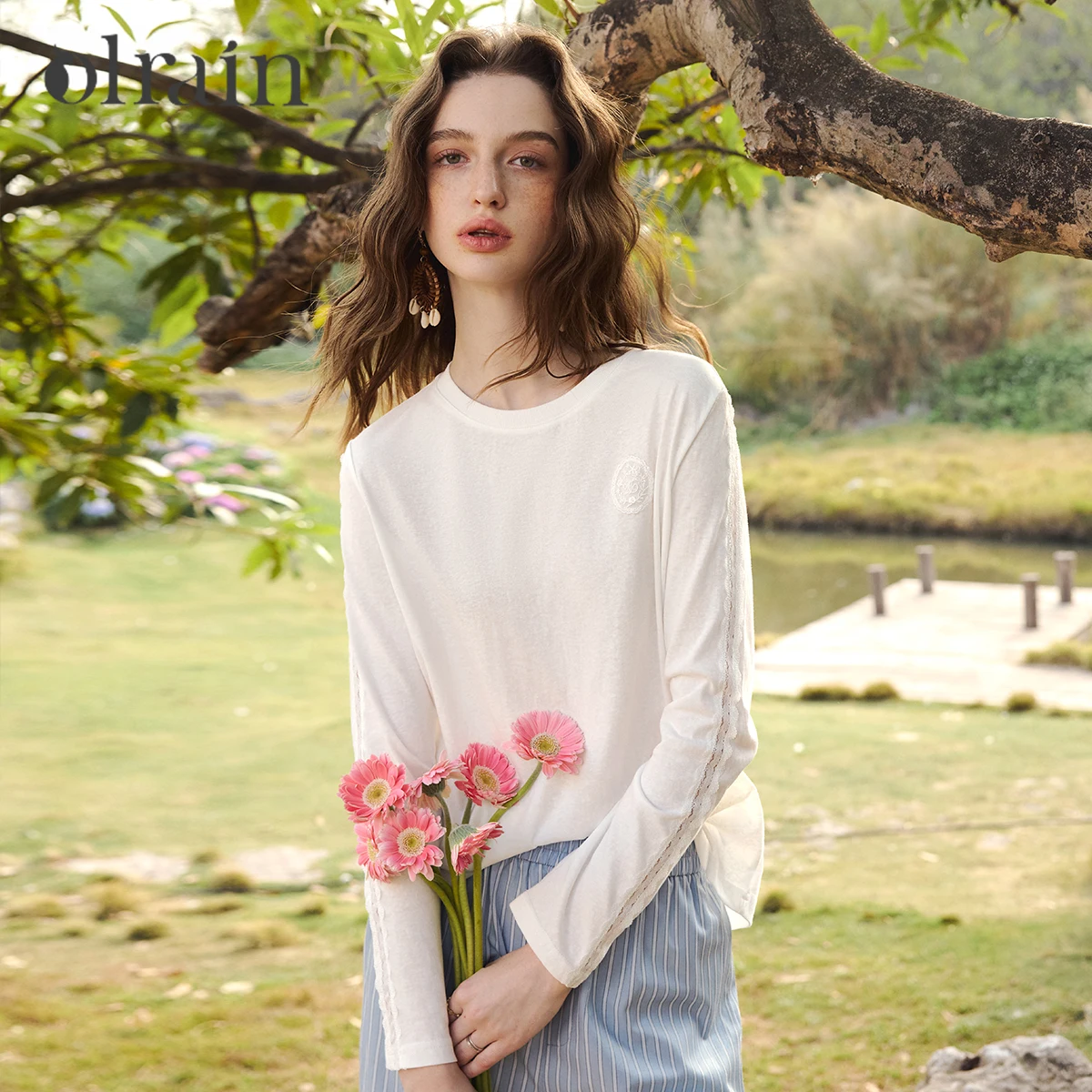 

OLrain Women French Style White Long Sleeve Top Spring 2026 New Round Neck Lace Splice Loose Casual Minimalist Tees O58CT003302