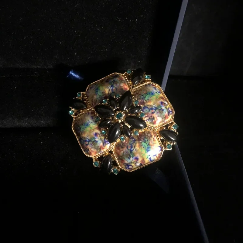 بروش مجوهرات Qingdao Vintage في العصور الوسطى، تصميم طباعة متطور، بروش راقي مرصع بالألماس، دبوس رائع وصغير الحجم #4