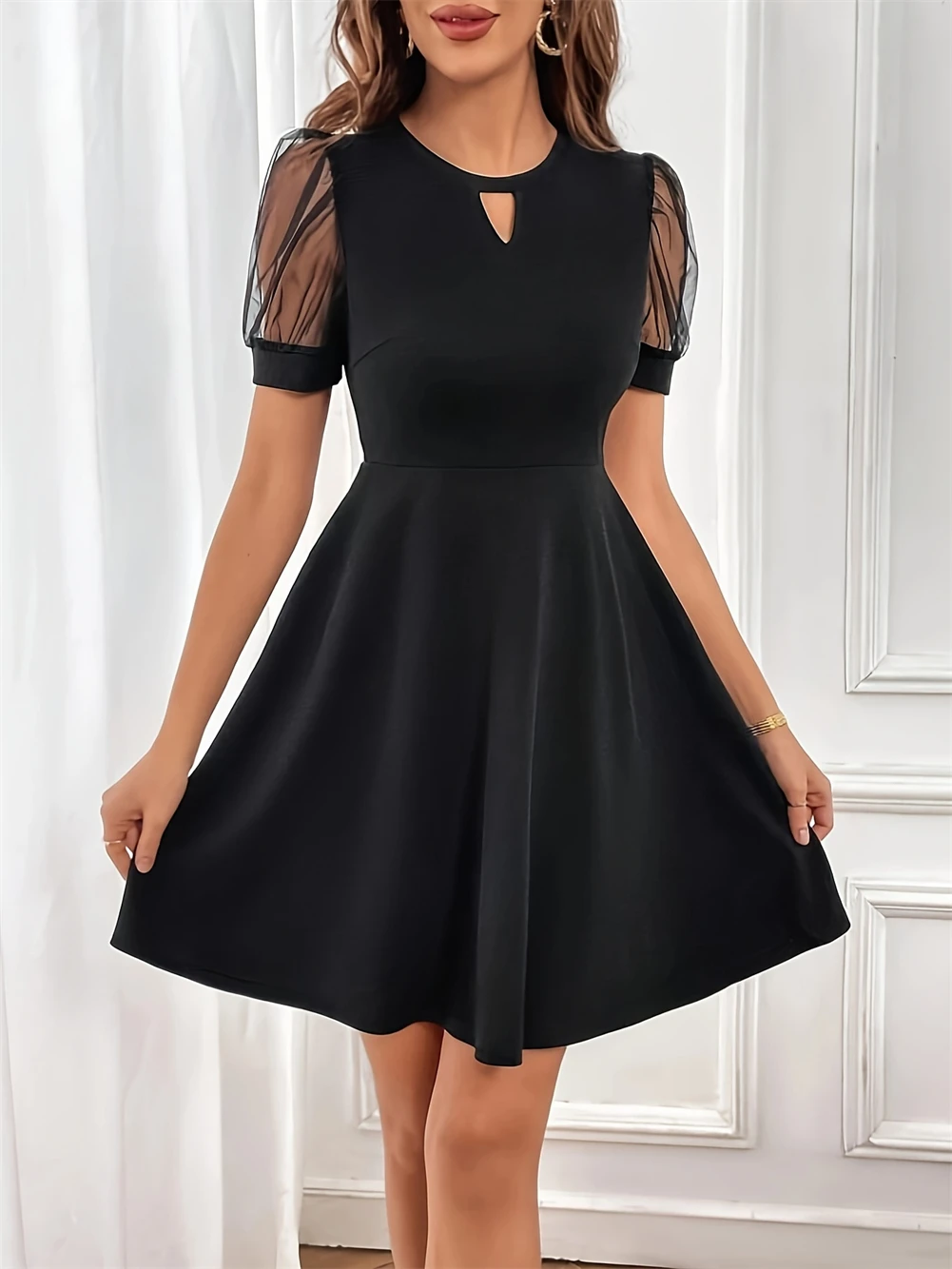 Robe mi-longue élégante pour femmes, couleur unie, manches en maille, décolleté en trou de serrure, maille contrastée, manches bouffantes, manches courtes, nouvelle collection 2024