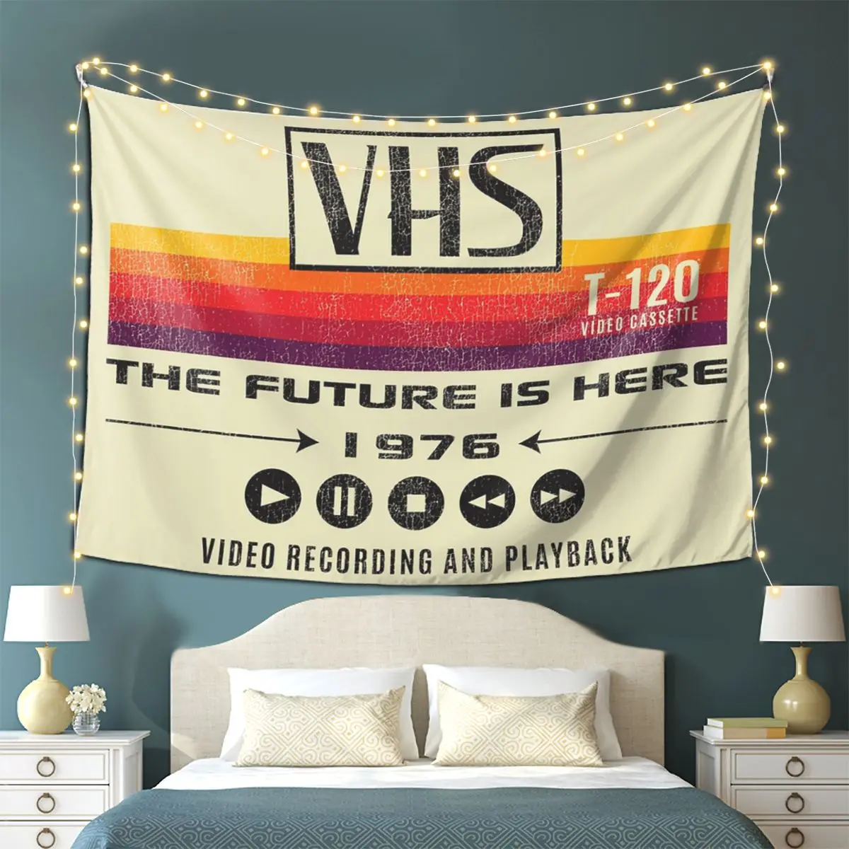 

VHS «Будущее здесь» 1976, потертый гобелен, настенный гобелен, эстетическое украшение для дома, гобелены для комнаты в общежитии