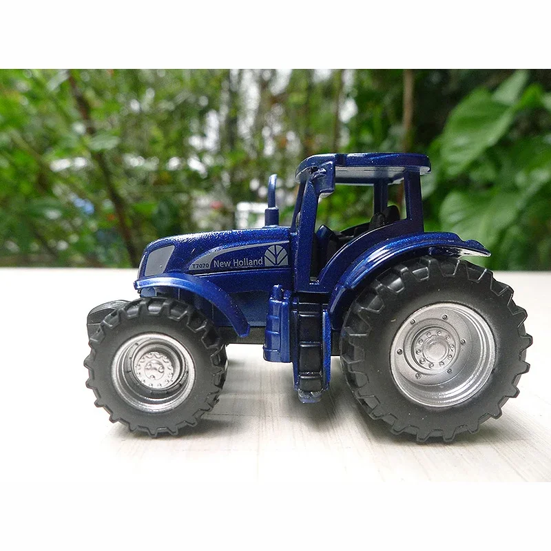 Diecast Alloy 1:64 Holland T7070 New Tractor Model Blue  Adult  Classic Collection Souvenir Gift Boy Toy Spot