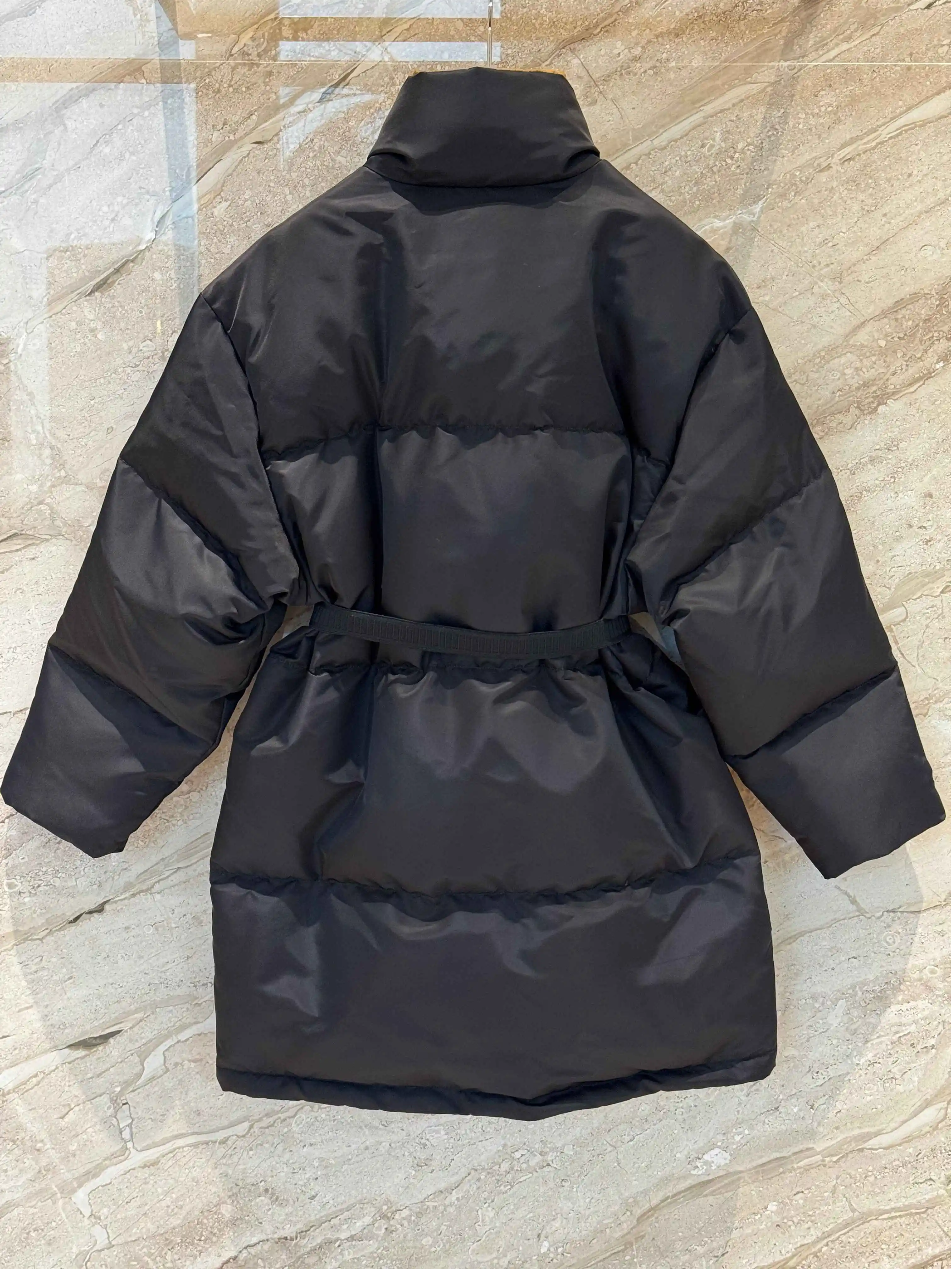 2025 Inverno Nuovo Re-Nylon 90 Piuma d'oca bianca con cintura di media lunghezza Colletto rialzato Parka dritto versatile