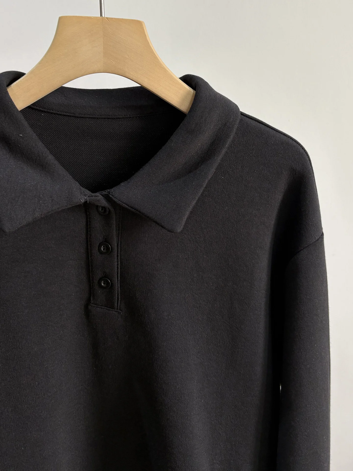 Bluza wkładana przez głowę z kołnierzykiem polo, zapinana na trzy guziki, luźna, wyszczuplająca, bawełniana, w kolorach: czarny, szary, granatowy, idealna na wiosnę i jesień.