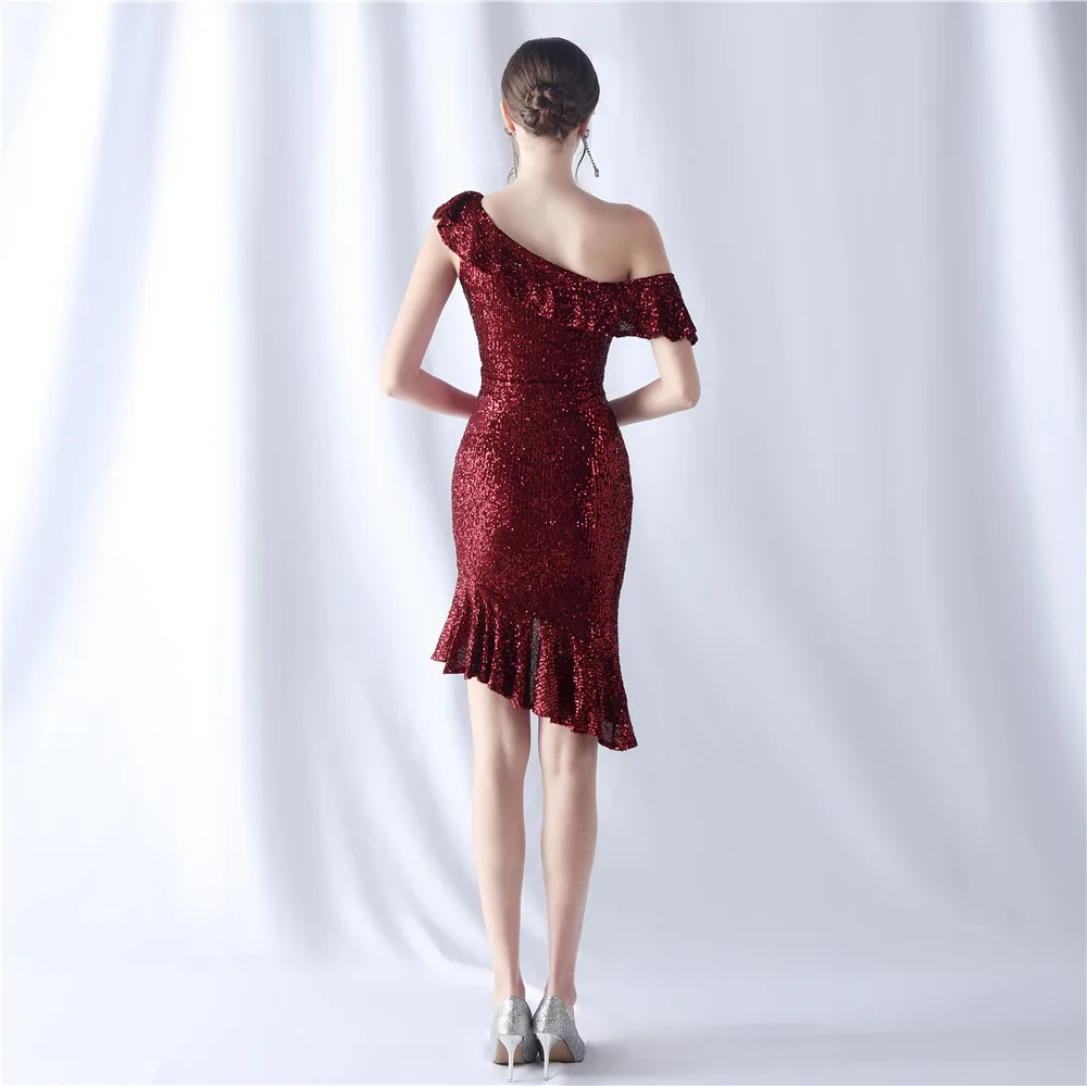 Weinrotes kurzes Party-Abendkleid im Feenstil mit bunten Pailletten für festliche Versammlungen. Modisches, elegantes Damenkleid