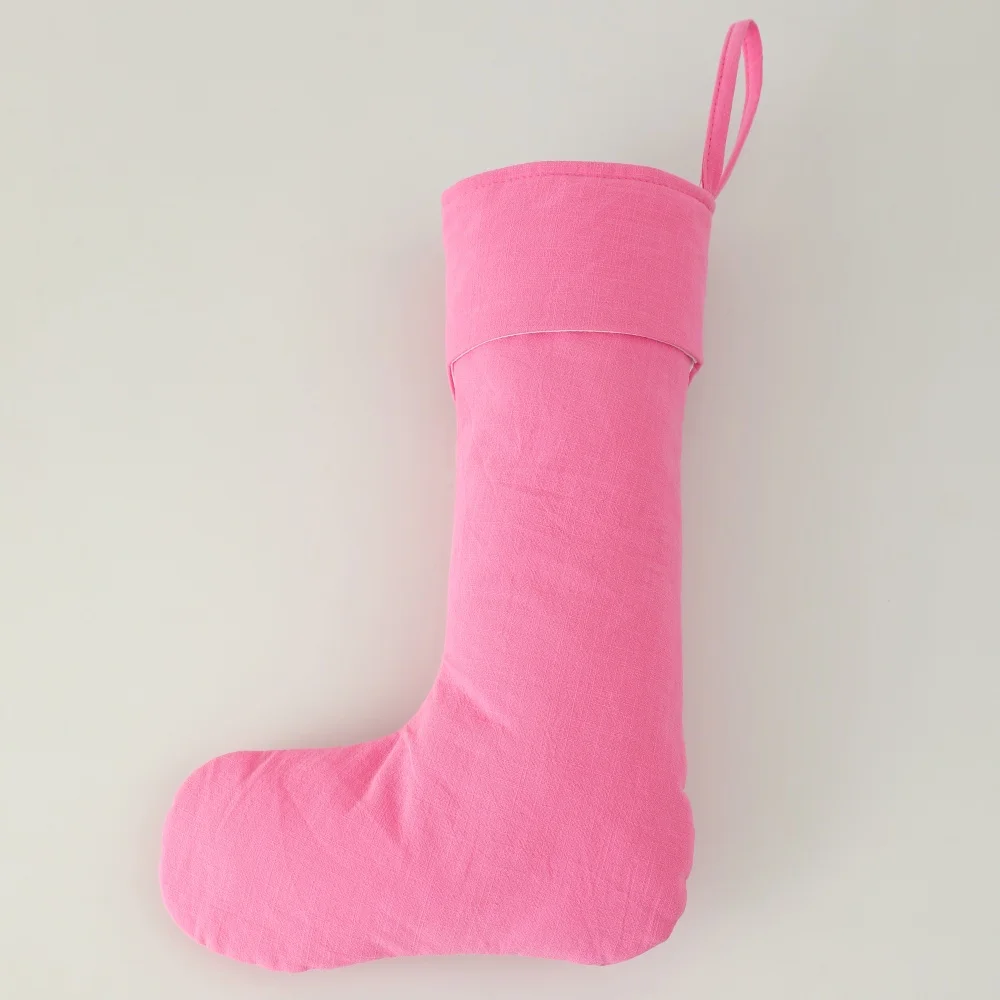 Weihnachtsstrumpf mit gestickten grünen Blättern und roter Schleife, bunter Baumwoll-Leinen-Strumpf mit dreieckiger Manschette für den Kamin. – Detail 4