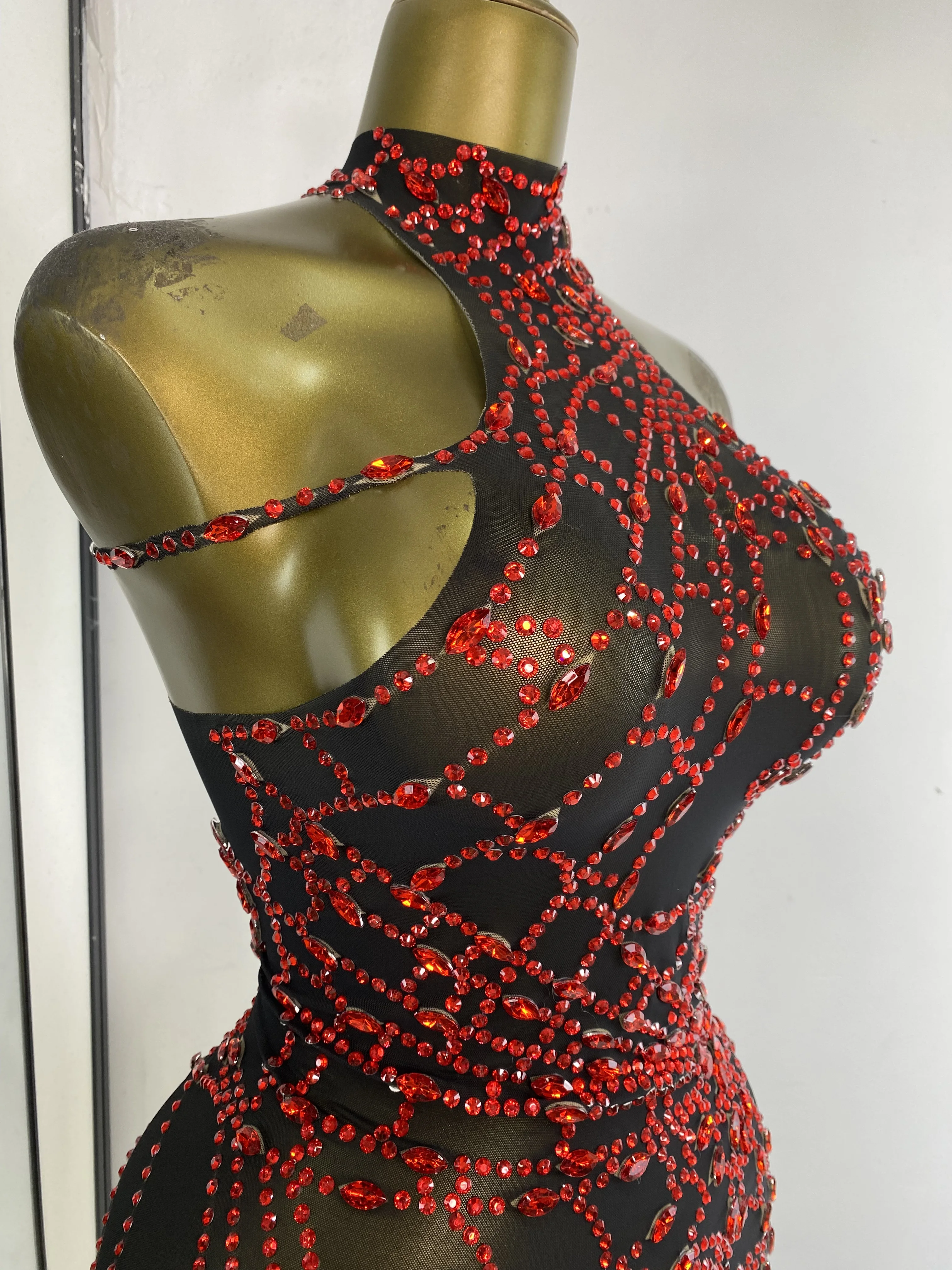 الجملة K-pop أزياء مسرحية أحجار الراين الحمراء شبكة سوداء قطع غير المتماثلة Bodycon البسيطة Nightbar نادي فساتين دروبشيب