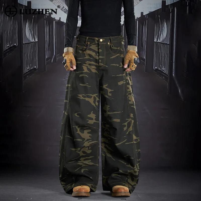 

LUZHEN 2026 Новые модные повседневные брюки с камуфляжным принтом и вышивкой, прямые, для мужчин, стильные, уличные, JY6247