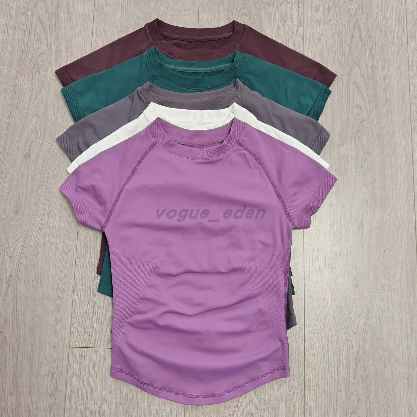 

High elasticity tight T-shirt that fits the body and reaches the hips, worn over other clothes, with seamless short sleeves for