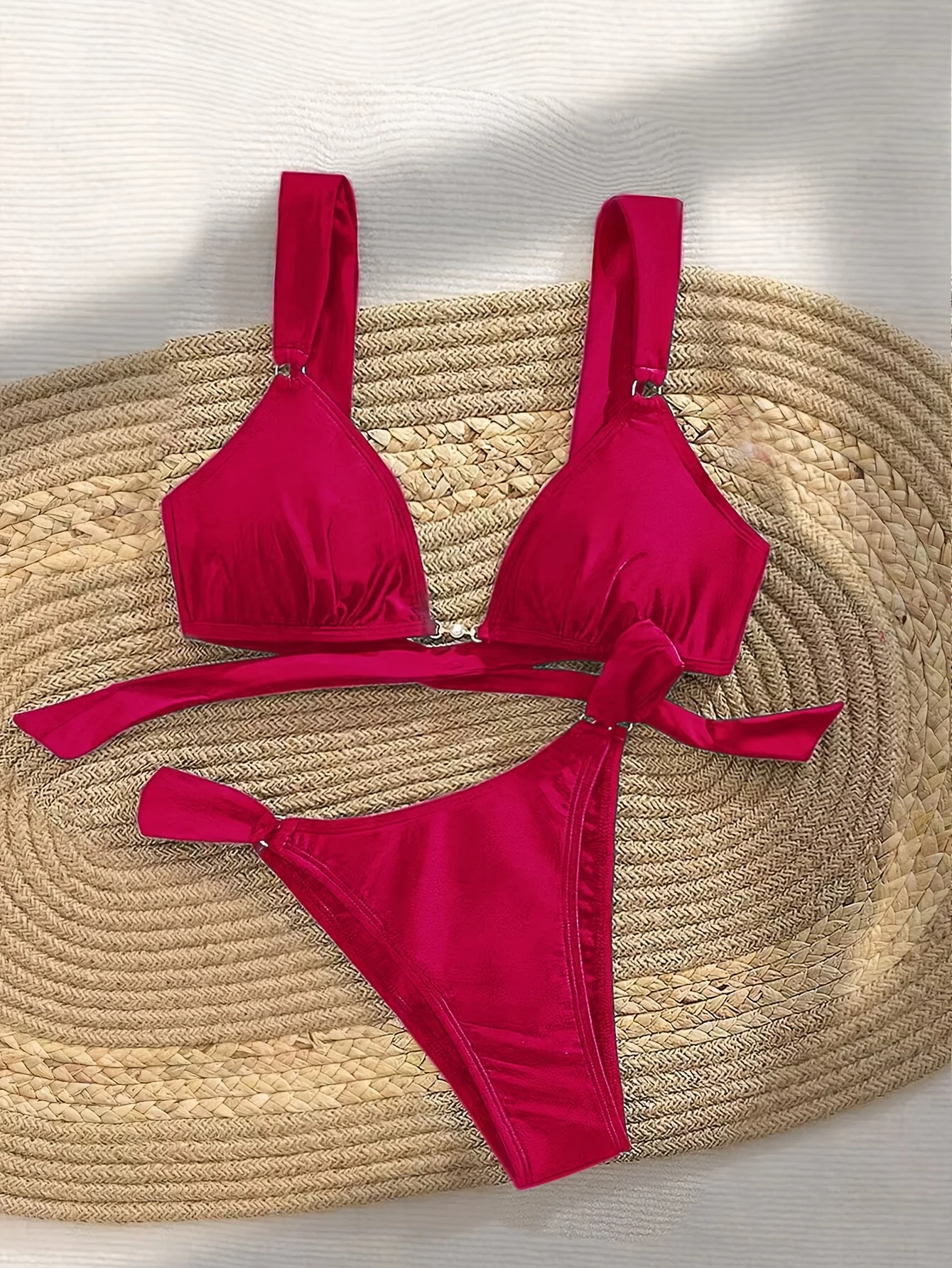 ชุดว่ายน้ำแฟชั่นเซ็กซี่สำหรับผู้หญิงปี 2026 สีแดง ทรงสามเหลี่ยมผูกข้าง ปรับได้เพื่อกระชับรูปร่าง เหมาะสำหรับกิจกรรมริมทะเล