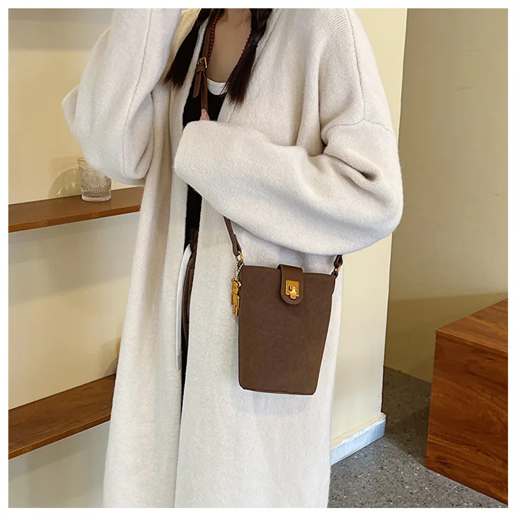 

Модная ниша в стиле ретро, сотни пожилых людей, большая вместительная сумка-ведро, текстурированные женские сумки через плечо с диагональным крестом