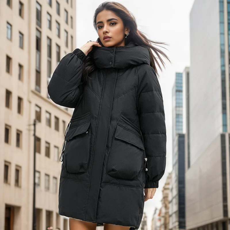 เสื้อแจ็คเก็ตพาร์กาผ้าฝ้ายบุใยดาวน์แบบหนา อุ่น ความยาวปานกลาง สำหรับผู้หญิง รุ่นใหม่ปี 2025 ทรงหลวม ไซส์ใหญ่ มีฮู้ด แฟชั่น