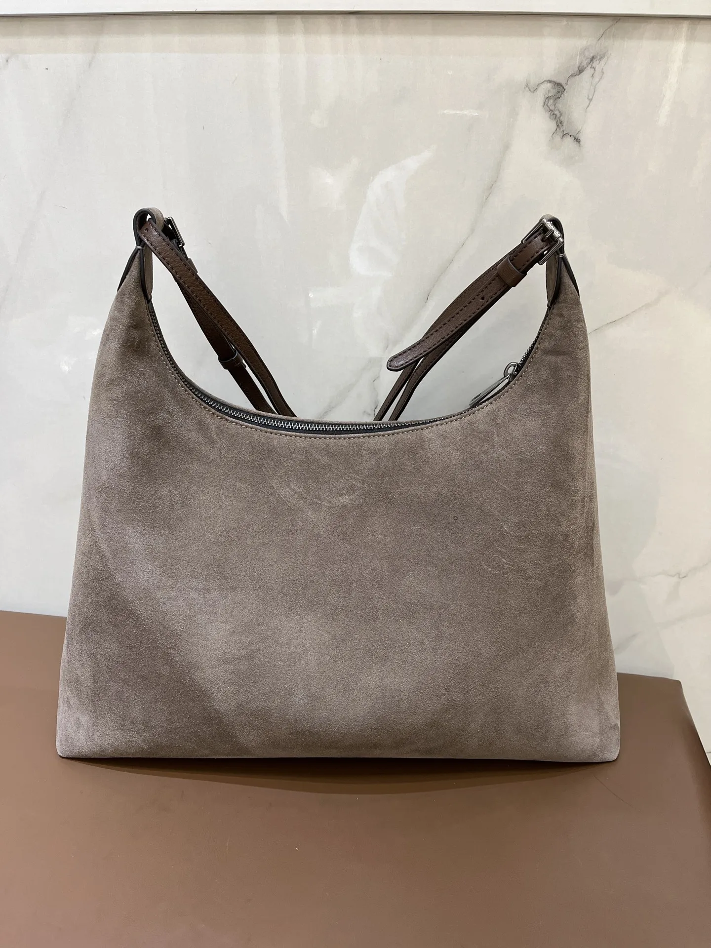 New Autumn/Winter High-Quality Fashionable Casual Bags Single Color Size: 40 x 30
