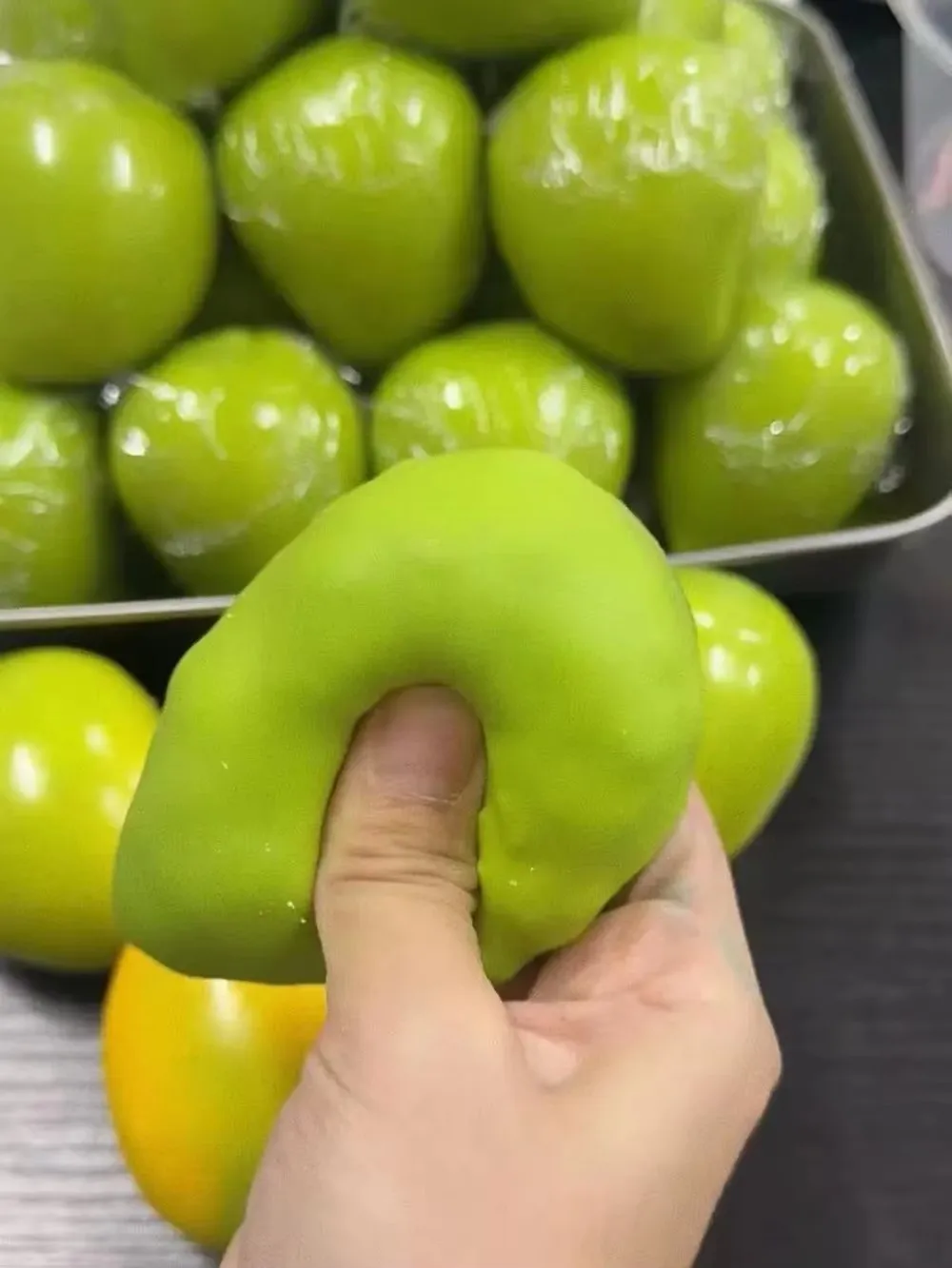 Pelota Antiestrés de Mango que Cambia de Color de Verde a Amarillo, Pelota para Apretar para Aliviar el Estrés para Niños y Adultos