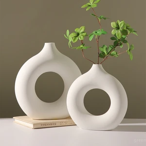 Nachahmung von Keramik weißem Gefäß reiner dekorativer Vasen nur Zweiganordnung Blume Ornament Donut Design Vase Dekorationstisch 10 Hauptverkäufe große Vase für Raumdekoration - №5