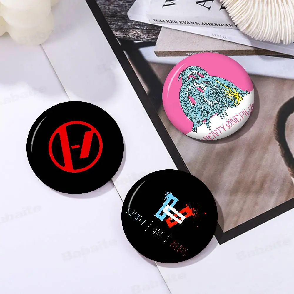 Popular T-Twenty One Pilots Band Photo Brooches Creative Round Badge Gifts Pins 32/44/58mm