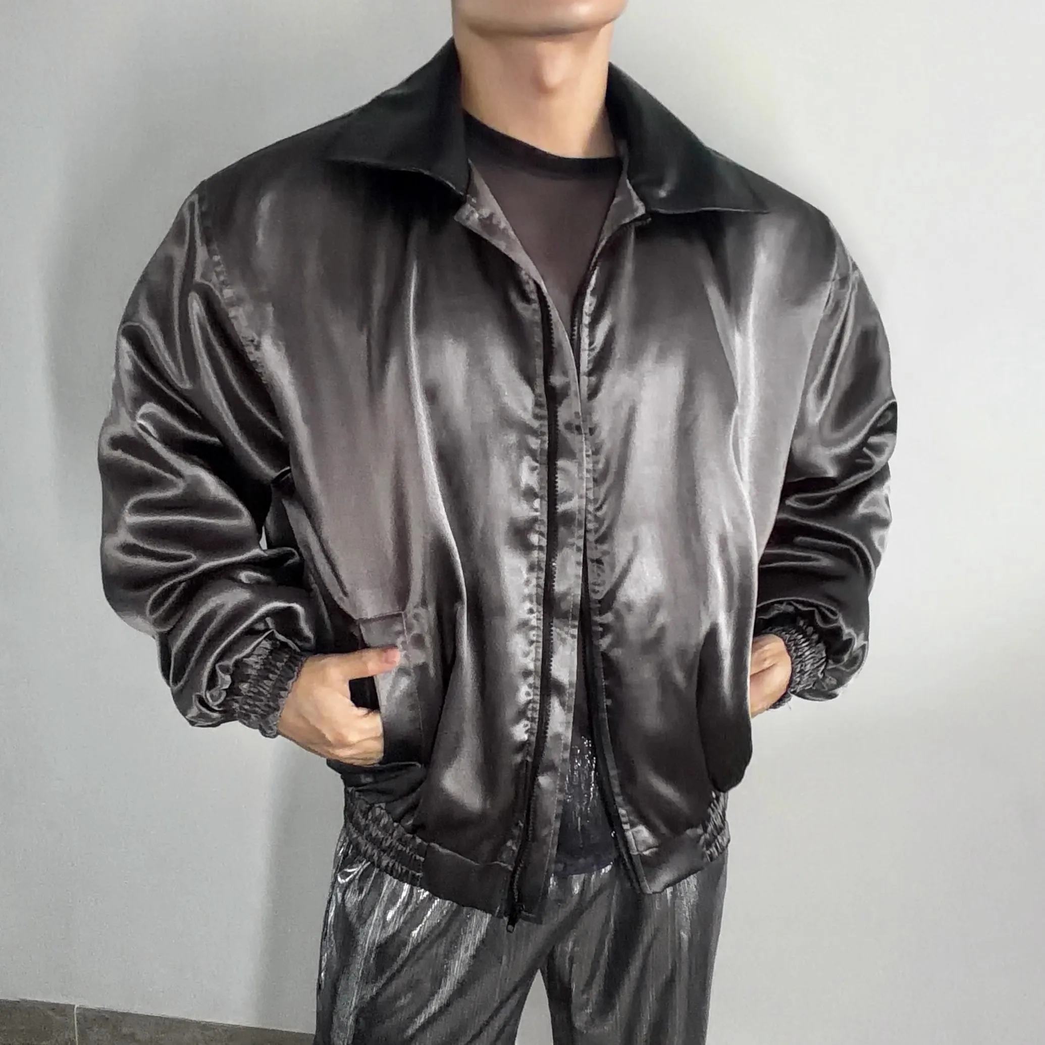 เสื้อแจ็คเก็ตสไตล์มอเตอร์ไซค์เท่ห์  ผ้าซาตินเสริมไหล่  คอหนัง  ตัดต่อ  ทรงหรูหรา  ปกเสื้อแบบลาพอล  เสื้อโค้ทสำหรับนักร้อง  ชุดแสดงบนเวที