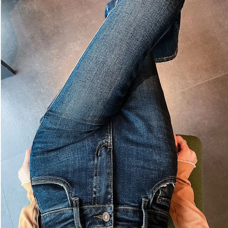 Pantaloni Y2k Jeans da donna Autunno 2025 Nuovi pantaloni svasati ricamati Slim Fit Vita alta Fondo a campana blu profondo casual