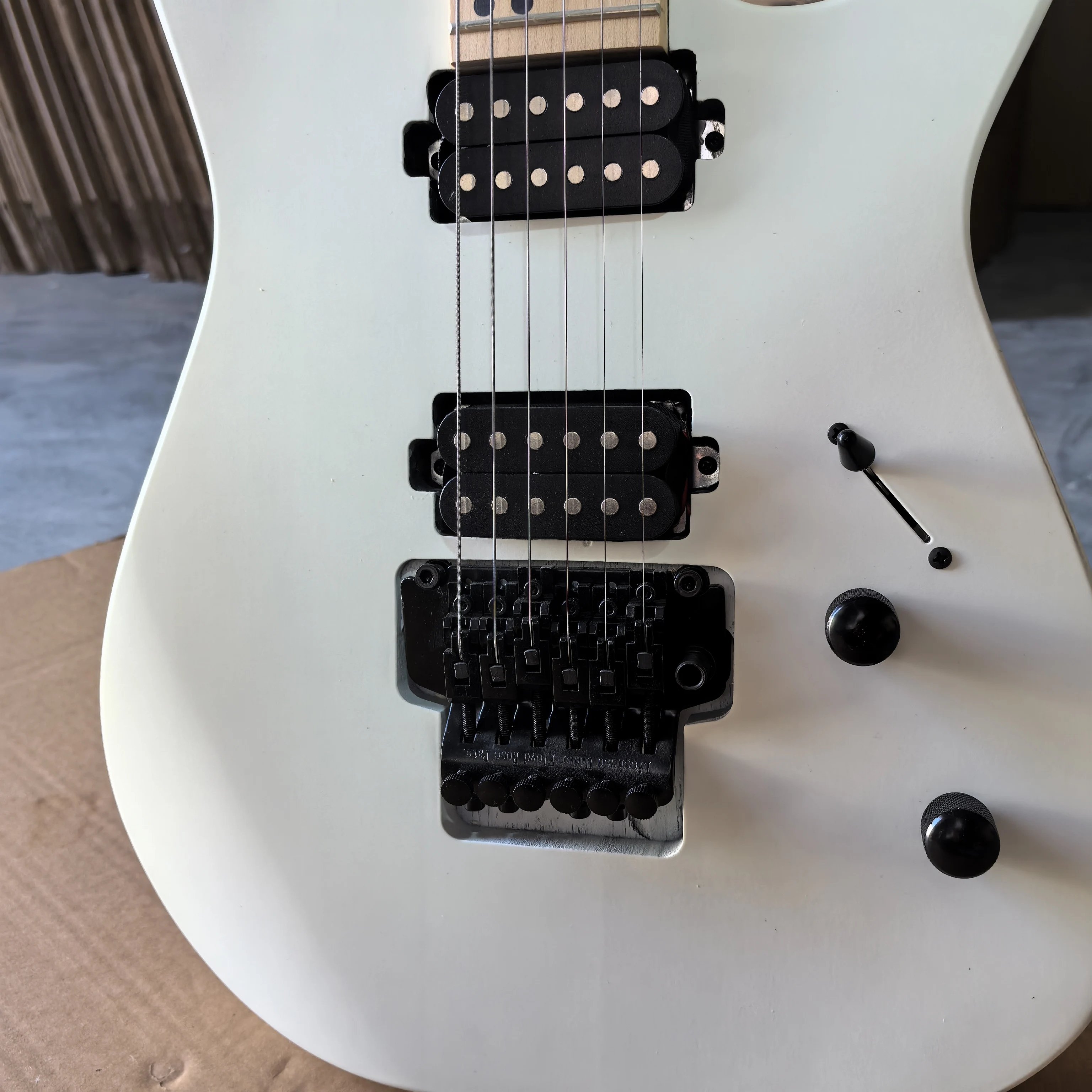 Factory seconds, matte white 24-fret 6-string electric guitar, mahogany body, maple fingerboard, in stock.