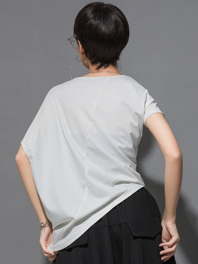 [EAM] تي شيرت نسائي أسود غير متماثل بطيات مقاس كبير تي شيرت جديد برقبة دائرية وأكمام تشبه جناح الخفّاش موضة المد لربيع وصيف 2025 1DF4667