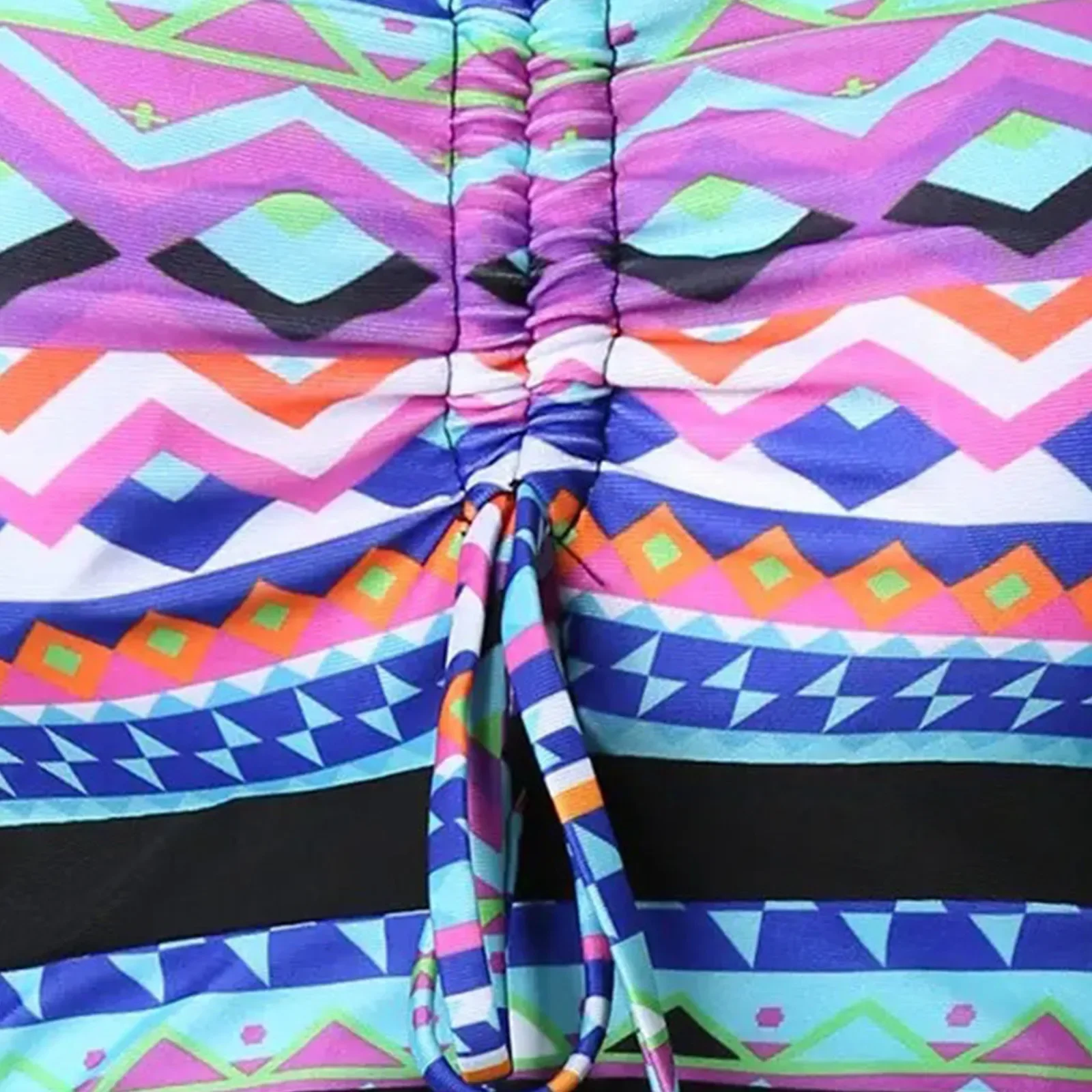 Il bikini da donna di taglia divisa sembra più sottile copre la pancia e le gambe Conservatismo europeo e americano