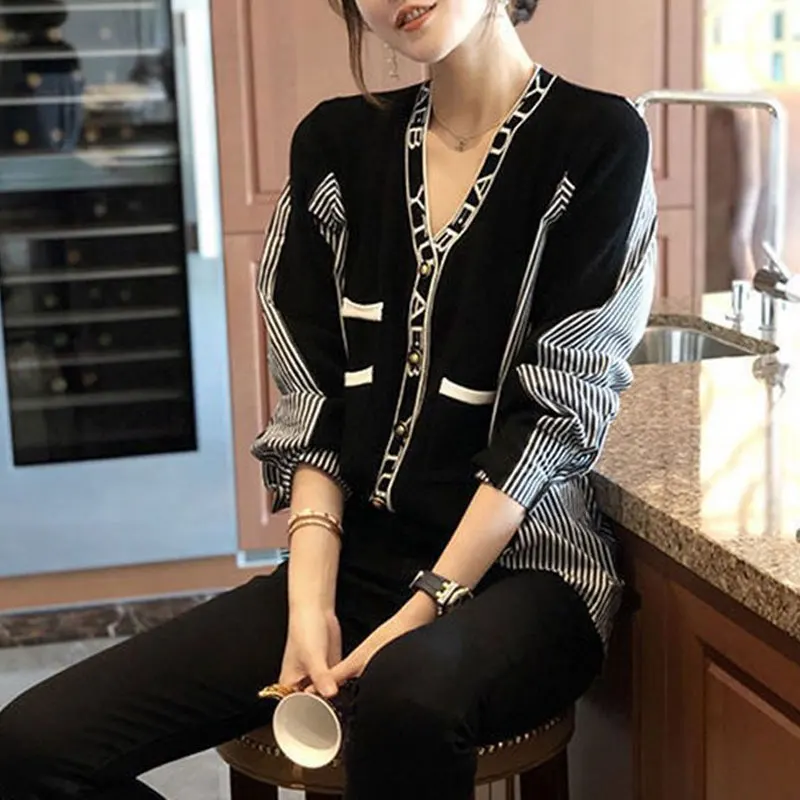 Streetwear Striped Patchwork Loose Blouse Spring Autumn New Fashion Pockets Women\'s Clothing Single-breasted Korean V-Neck Shirt