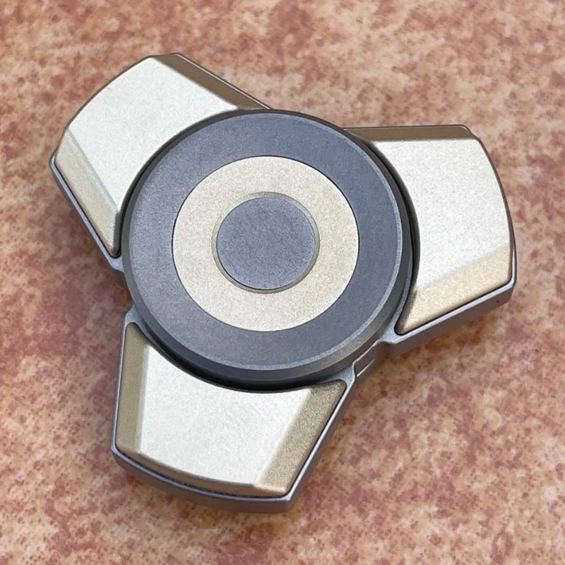 YJEDC ZF-Tri Needle ตัวเครื่องทำจากไทเทเนียมอัลลอยด์  ฝังทองเหลือง  ใบมีดสามใบ ความเร็วสูง ​ ​ ของเล่นฟิดเจ็ตสปินเนอร์บรรเทาความเครียด