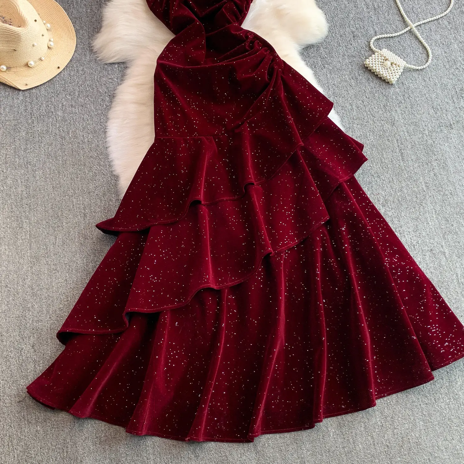 Clothland Vrouwen Vintage Rode Velours Band Jurk Verstelbare Bandjes Mouwloze Backless Ruches Vrouwelijke Glanzende Maxi Jurken QE314